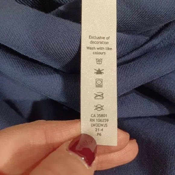 Lululemon Relaxed Cropped Hoodie. Color: Night Sea. Size: 6 - Picture 9 of 9